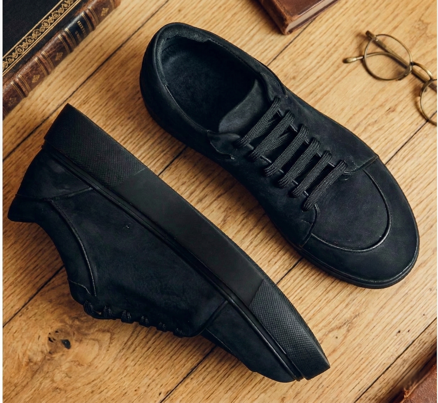 Black cardo sneaker