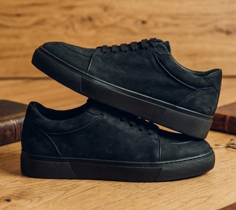 Black cardo sneaker